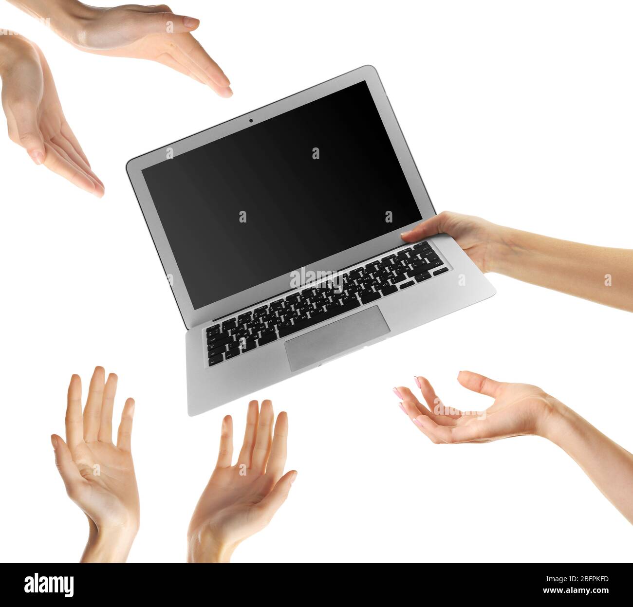 Konzept des Rechts auf Information. Weibliche Hände mit Laptop auf weißem Hintergrund Stockfoto