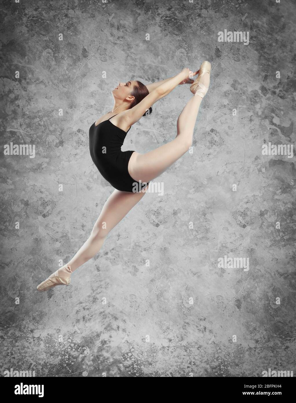 Junge Balletttänzerin auf Grunge-Hintergrund Stockfoto