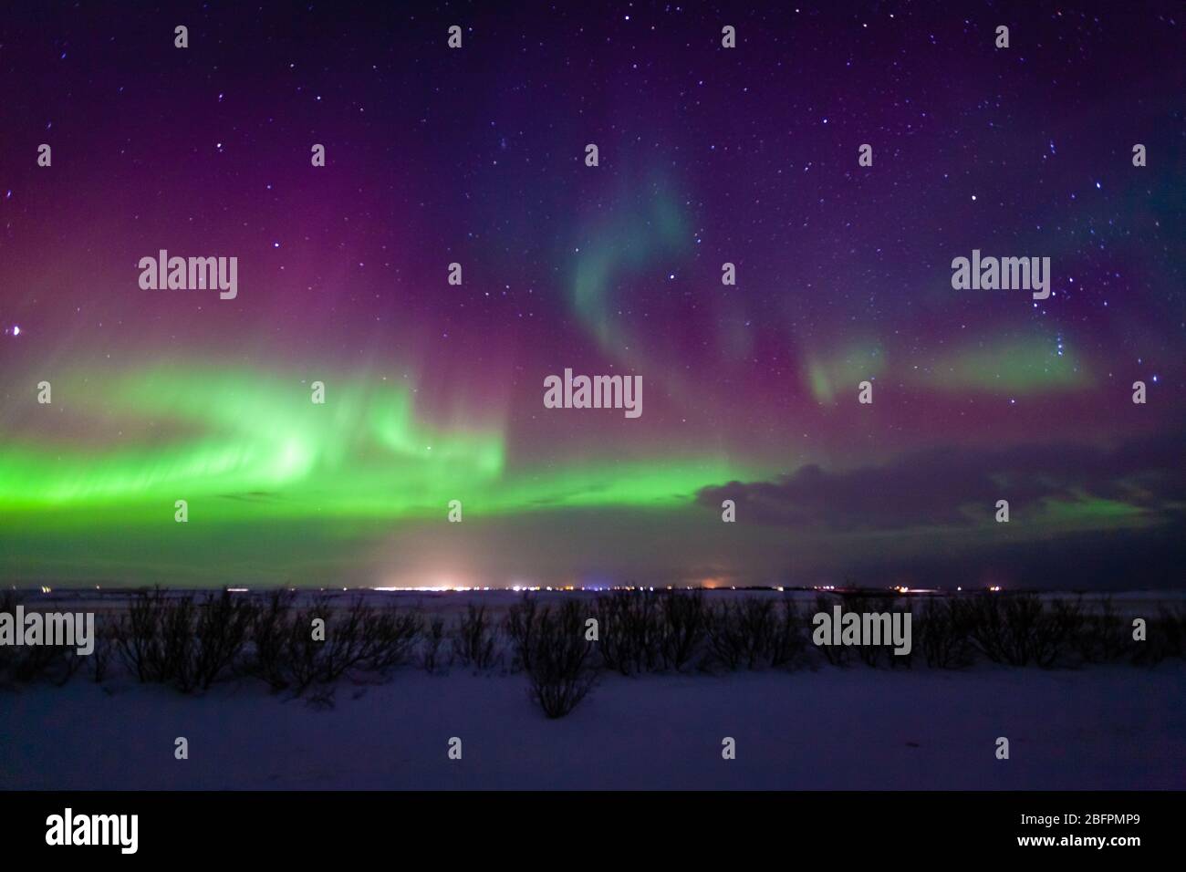 Aurora Borealis oder Nordlichter mit grün und rosa Sternen im Süden Islands Stockfoto