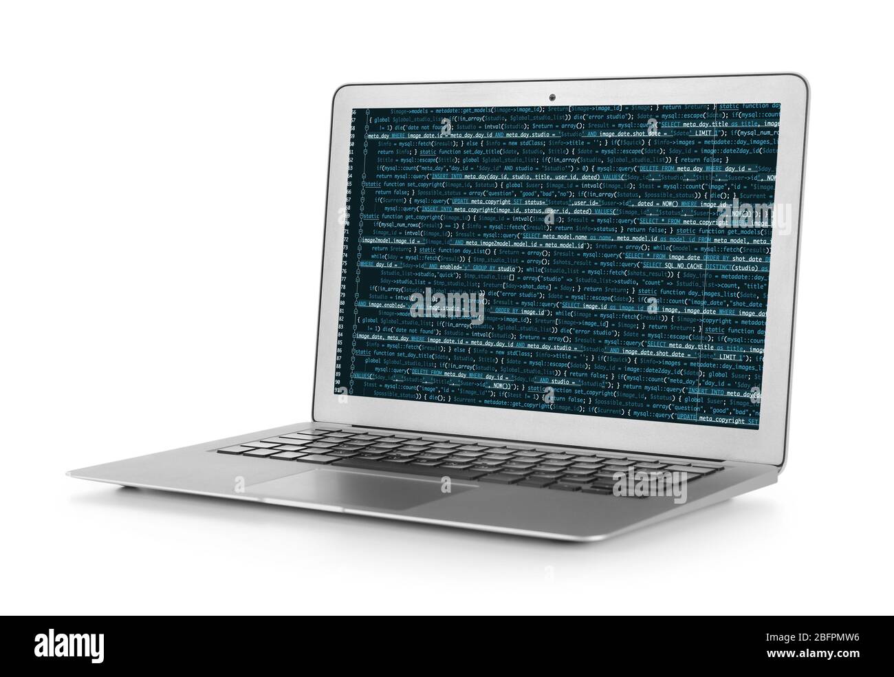 Laptop und Programmierskript auf dem Bildschirm, weißer Hintergrund. Modernes Technologiekonzept Stockfoto