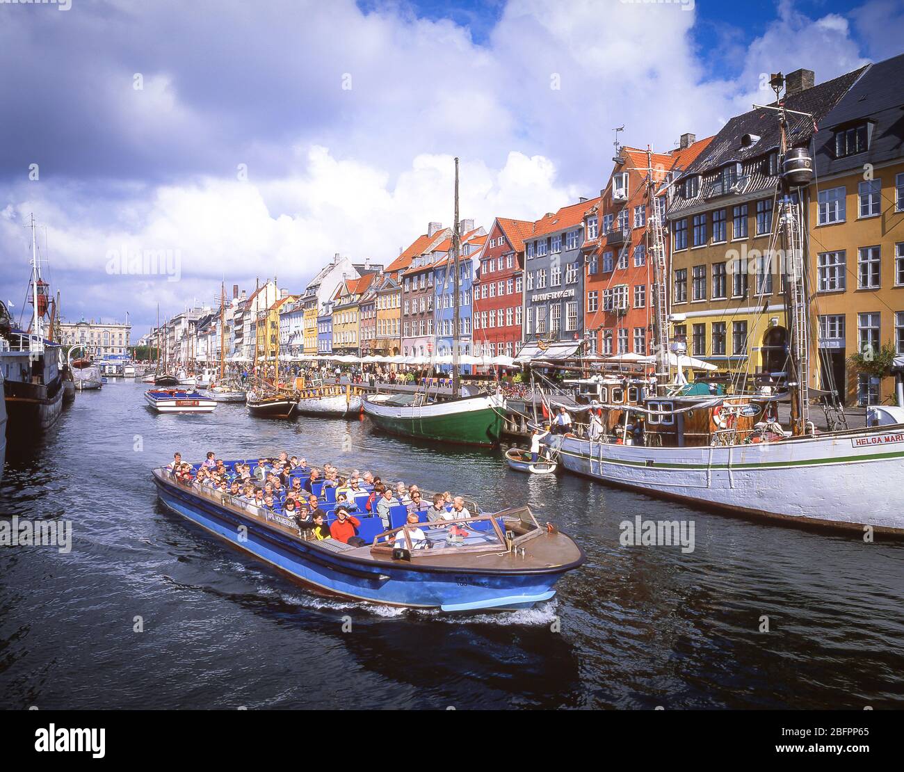 Kanalkreuzfahrtschiff, Nyhaven-Kanal, Indre by, Kopenhagen (Kobenhavn), Königreich Dänemark Stockfoto