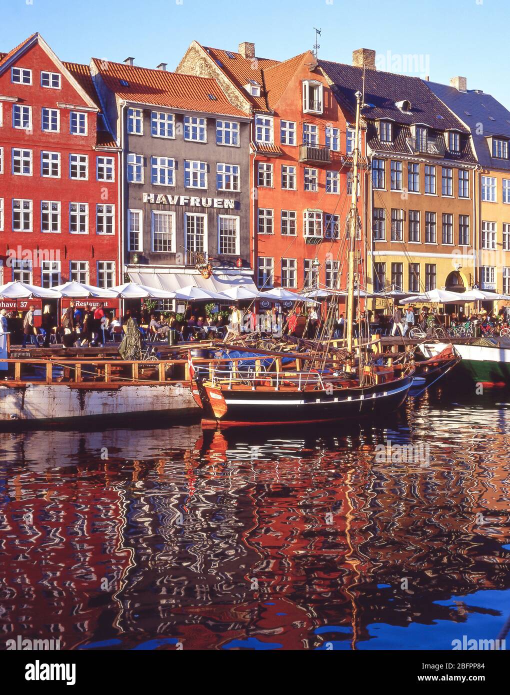 Lagerhäuser und Wasserspiegelungen, Nyhaven-Kanal, Indre by, Kopenhagen (Kobenhavn), Königreich Dänemark Stockfoto