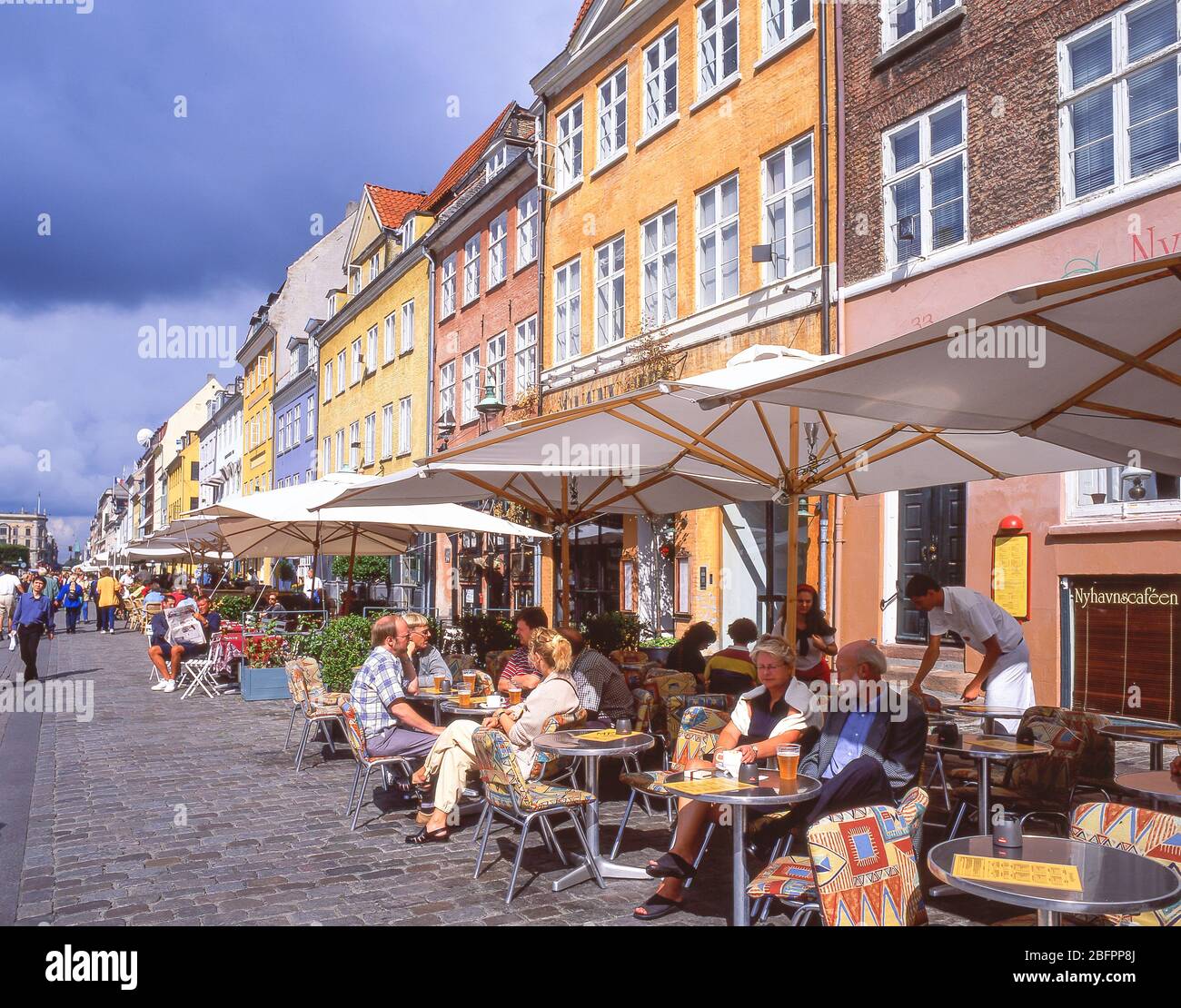 Straßencafés, Nyhaven-Kanal, Indre by, Kopenhagen (Kobenhavn), Königreich Dänemark Stockfoto