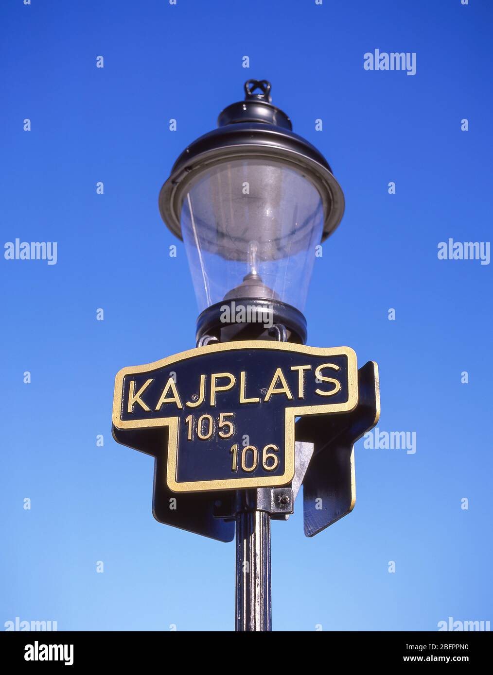 Kajplats Straßenschild und Lampe, Gamla Stan (Altstadt), Stadsholmen, Stockholm, Königreich Schweden Stockfoto