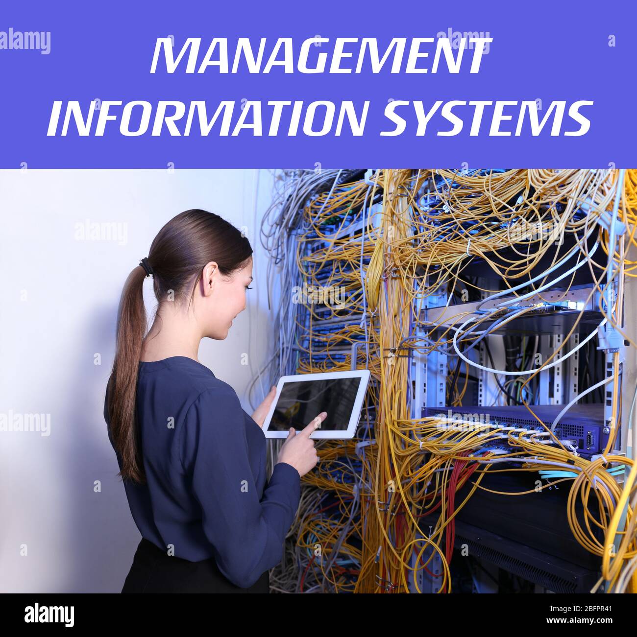 Konzept der Management-Informationssysteme. Junger Ingenieur mit Tablet im Serverraum Stockfoto