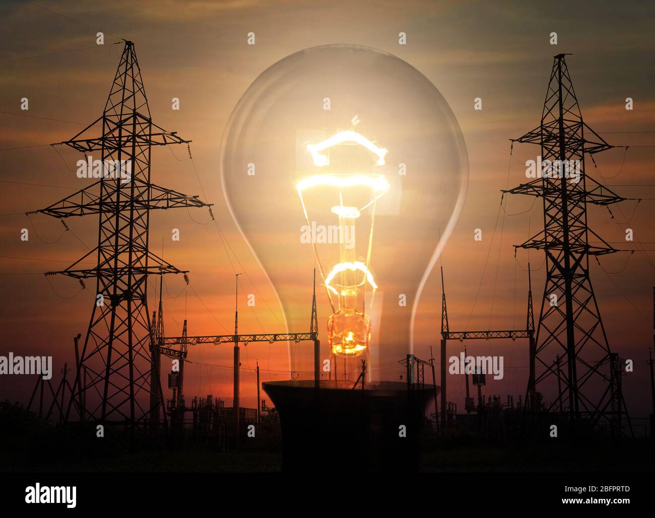 Elektrische Übertragung Türme, Umspannwerk und Glühbirne auf Himmel Hintergrund bei Sonnenuntergang Stockfoto