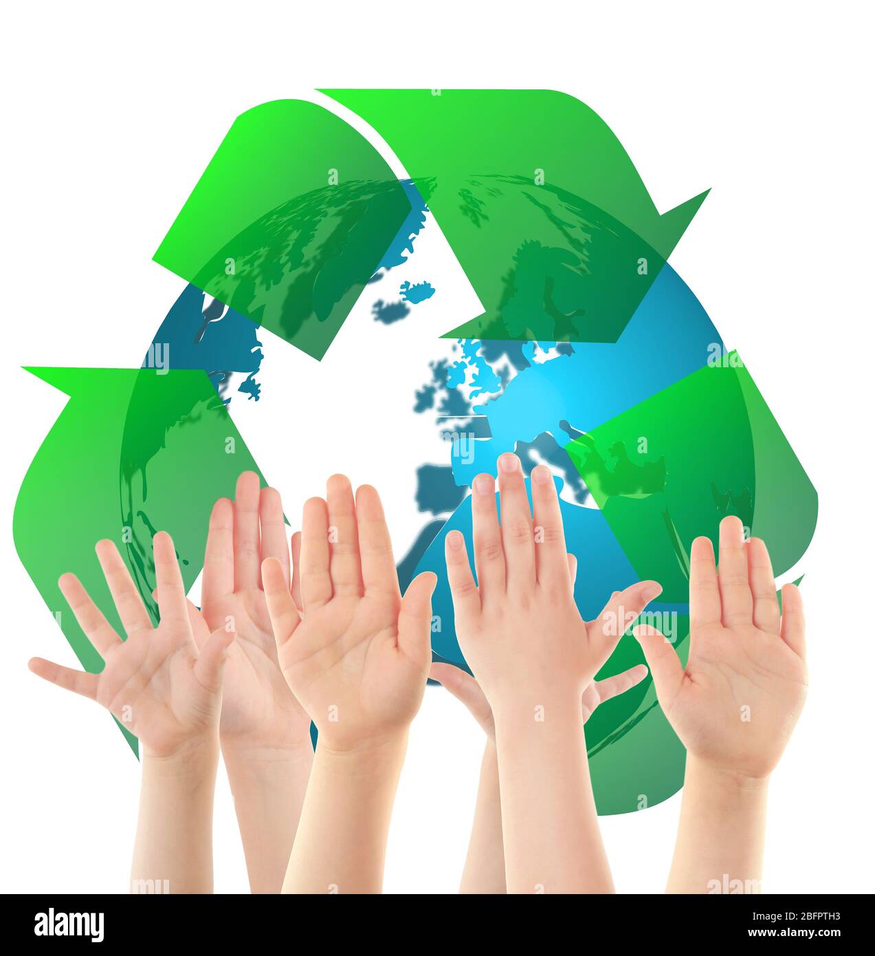 Kinder heben Hände und Globus mit Zeichen des Recyclings auf weißem Hintergrund. Ökologie und Umweltschutz Stockfoto Kinder heben Hände und Globus mit Zeichen des Recyclings auf weißem Hintergrund. Ökologie und Umweltschutz Stockfoto