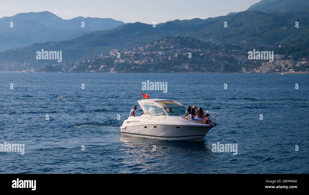 Familie auf einer weißen Yacht segeln die Bucht von Kotor - 6. August 2019 / Rose Village, Halbinsel Lustica, Kotor Bucht, Montenegro, Europa Stockfoto