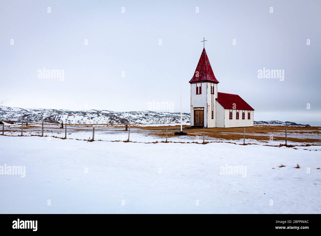 Die rot-überdachte Hellnakirkja Kirche bei Hellnar auf der Snaefellsnes Halbinsel im Schnee an einem Wintertag, Island Stockfoto