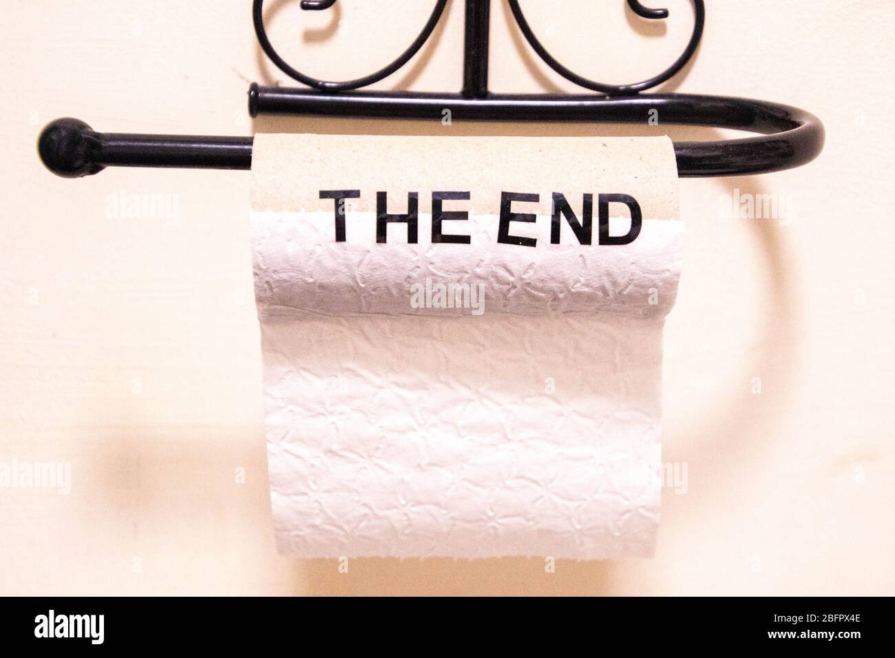 Eine der wichtigsten Vorräte der Virussperre ist Toilettenpapier. Dieses ist am 'Ende' der Rolle. Stockfoto