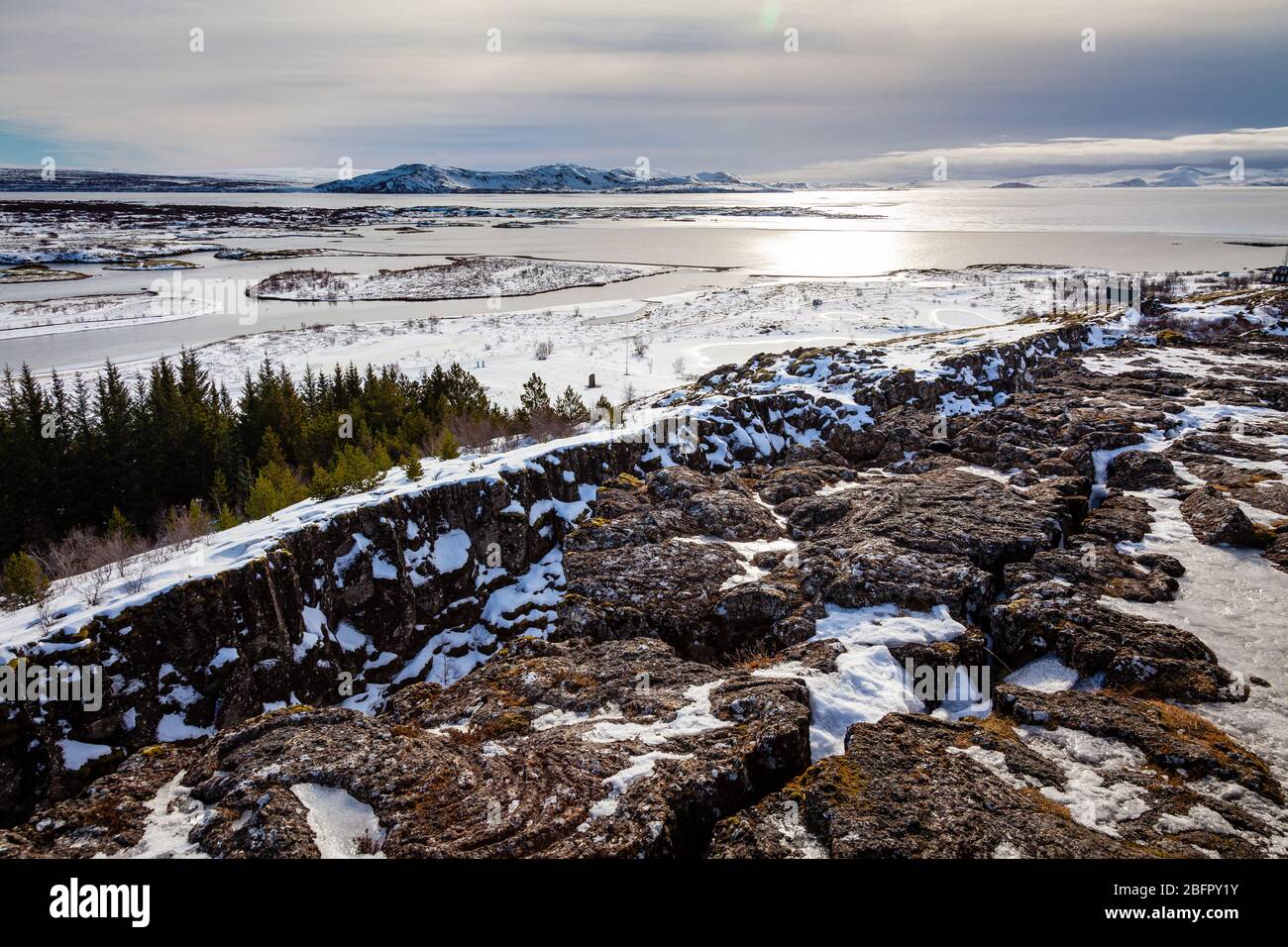 Blick über den Thingvellir (Þingvellir) Nationalpark auf der tektonischen Plattengrenze des Mittelatlantischen Rückens im Südwesten Islands im Winter im Schnee Stockfoto