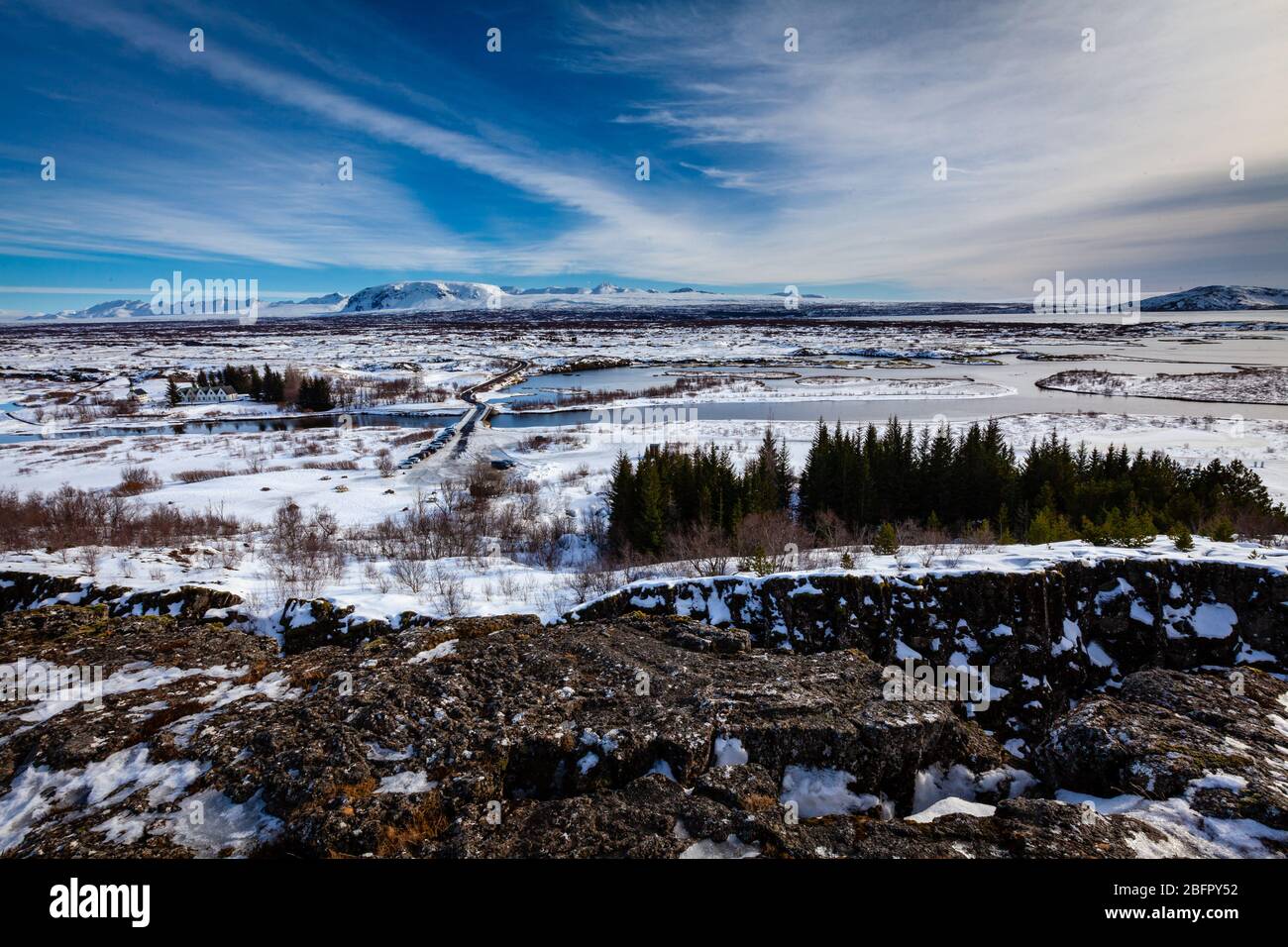 Blick über den Thingvellir (Þingvellir) Nationalpark auf der tektonischen Plattengrenze des Mittelatlantischen Rückens im Südwesten Islands im Winter im Schnee Stockfoto