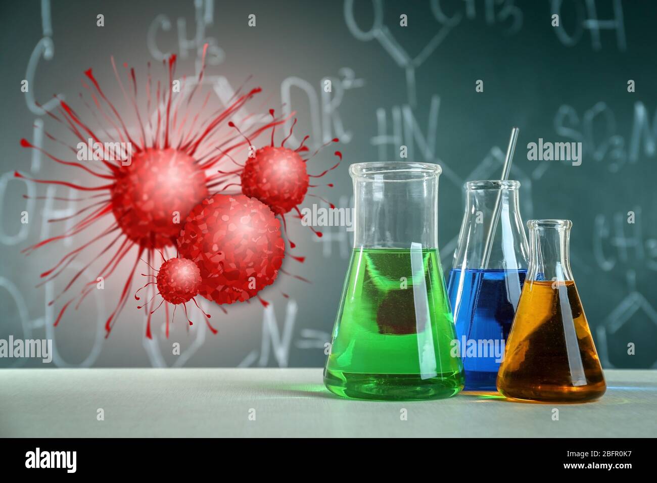 Laborglas und Tafel auf Hintergrund. Konzept der Krebsforschung Stockfoto