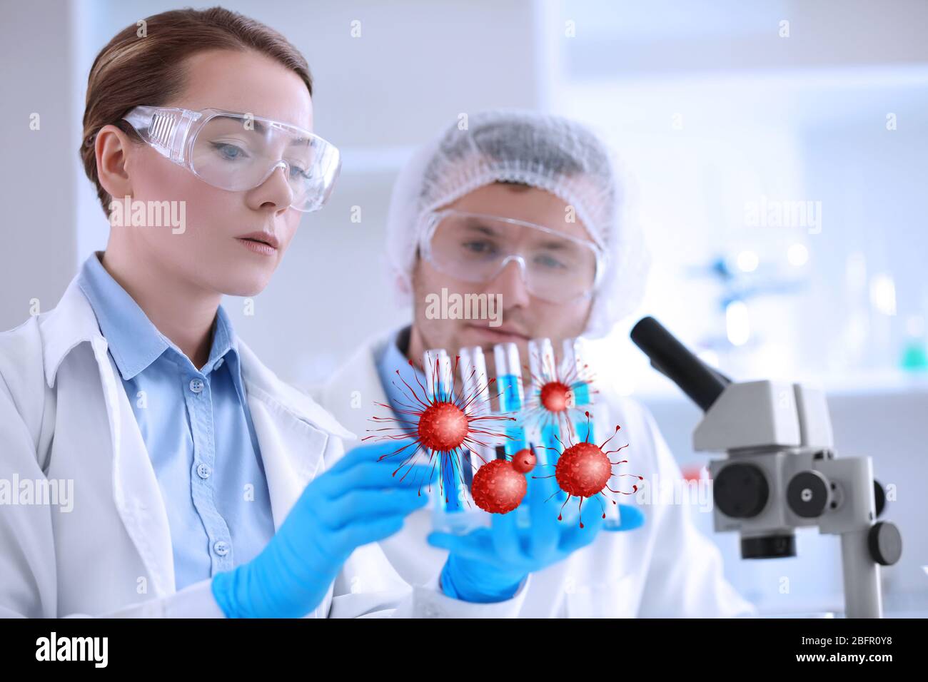 Wissenschaftler untersuchen Proben im Labor. Konzept der Krebsforschung Stockfoto