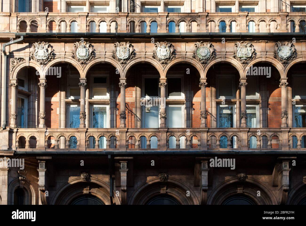 Viktorianisches kunstvolles rotes Ziegelsteinarchitektur Kimpton Fitzroy London Hotel Hotel Russell 1-8 Russell Square, London, WC1B 5BE von Charles Fitzroy Doll Stockfoto