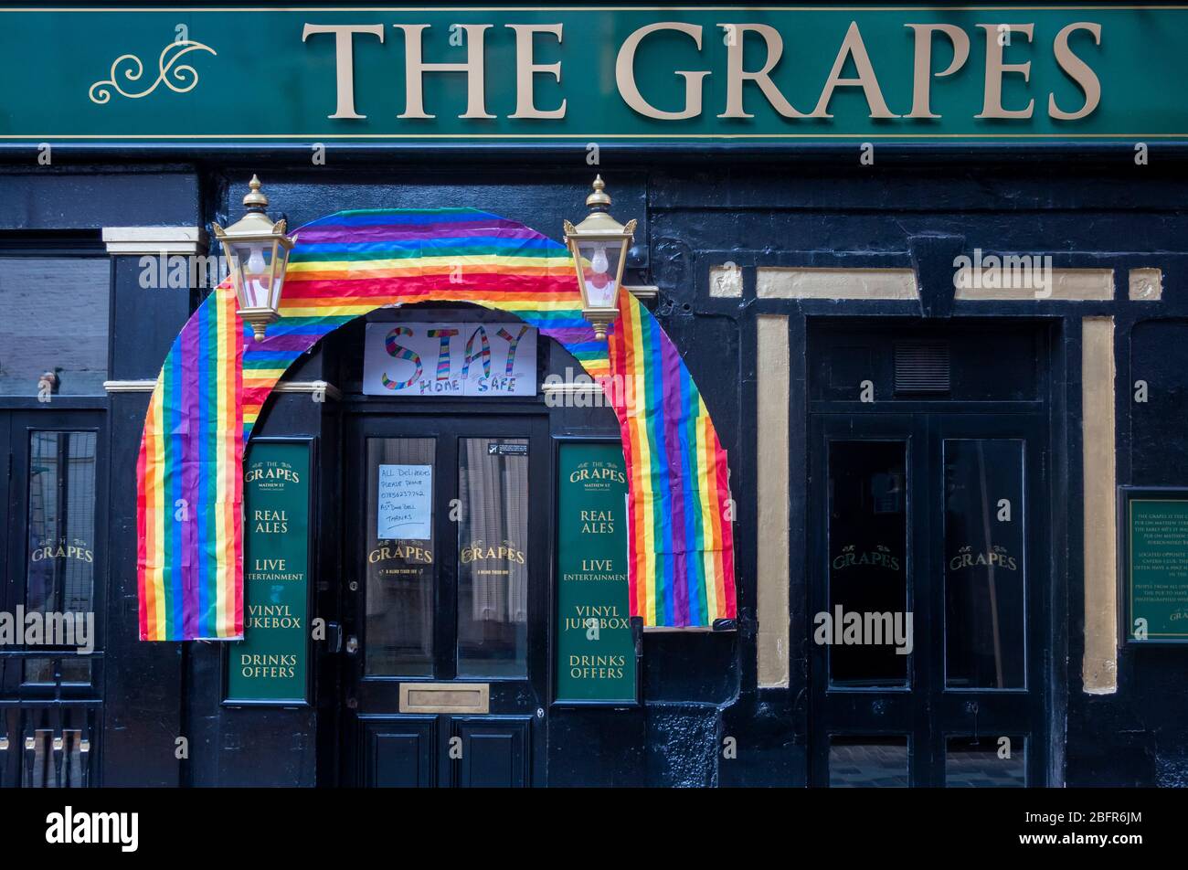 Das Grapes Pub und die Musikbar auf der Mathew Street in Liverpool zeigen die Regenbogenflagge Stockfoto