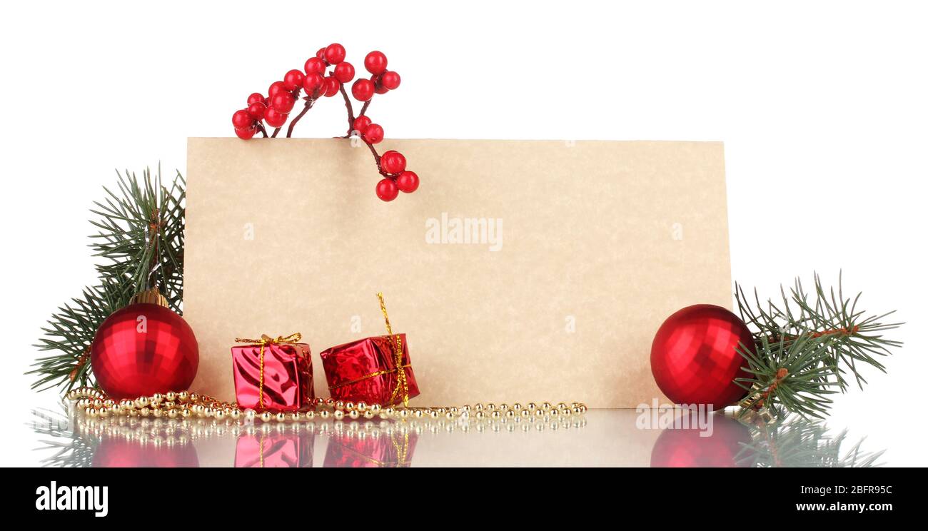 Leere Postkarte, Geschenke, Weihnachtskugeln und Tannenbaum isoliert auf  weiß Stockfotografie - Alamy