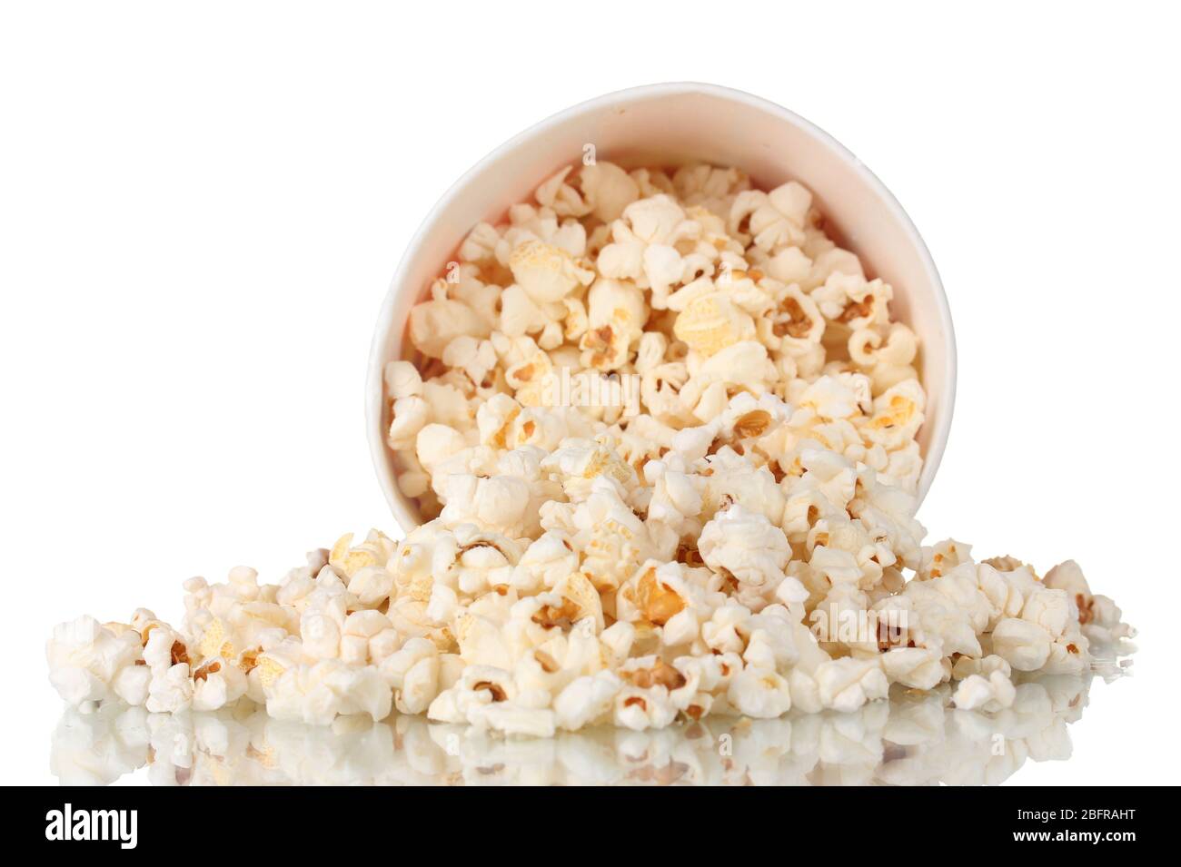 Voller Eimer Popcorn fiel isoliert auf weiß Stockfoto