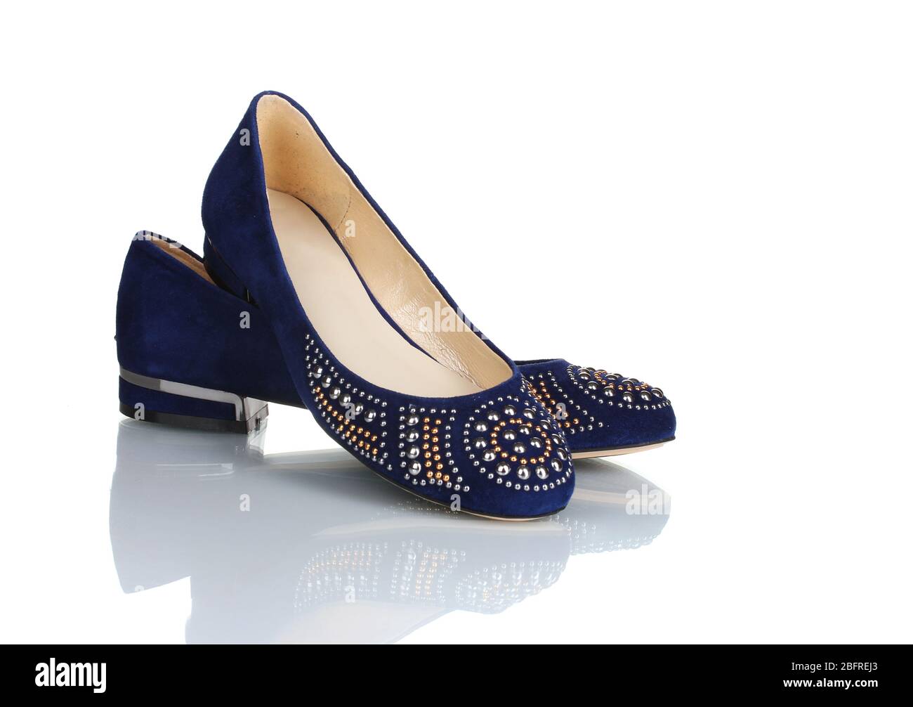 Elegante blaue flache Schuhe für Frauen in Steinen isoliert auf weiß  Stockfotografie - Alamy