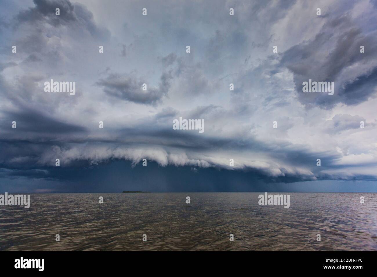 Großer Sturm Über Wasser Stockfoto