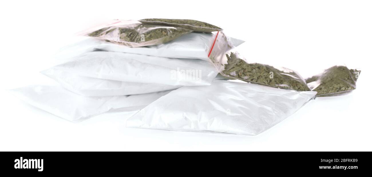 Kokain und Marihuana in einer Packung auf Weiß isoliert Stockfoto