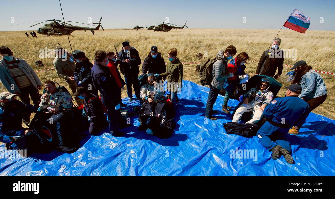 ZHEZKAZGAN, KASACHSTAN - 17. April 2020 - Expedition 62 Besatzungsmitglieder Andrew Morgan von der NASA, links, Oleg Skripochka von Roskosmos, Zentrum, und Jessica Mei Stockfoto