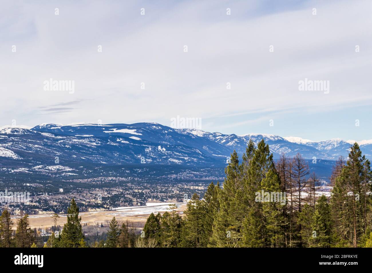 Panoramablick auf das Tal und die Berge in Fairmont Hot Springs British Columbia Kanada. Stockfoto