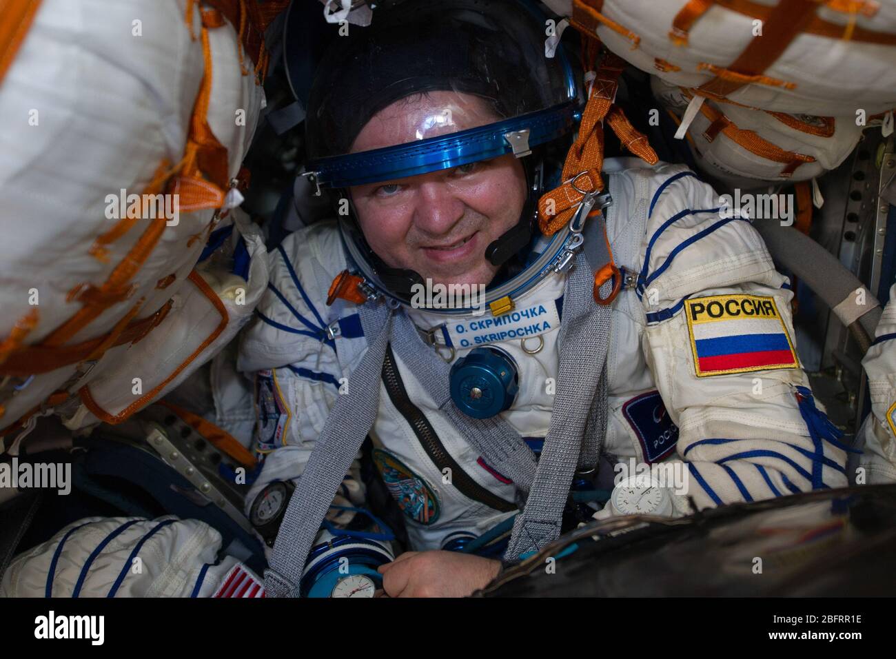 ZHEZKAZGAN, KASACHSTAN - 17. April 2020 - Expedition 62 Crew-Mitglied Oleg Skripochka von Roskosmos lächelt nach ihm und NASA-Astronauten Andrew Morgan und Stockfoto