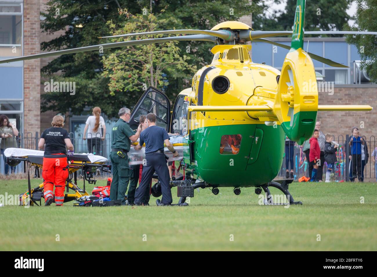 NHS Notfallambulanz-Team, das Patienten nach Hampshire und Isle of Wight bringt. Luftambulanz - Airbus H135 G-HIOW in Basingstoke, Großbritannien Stockfoto