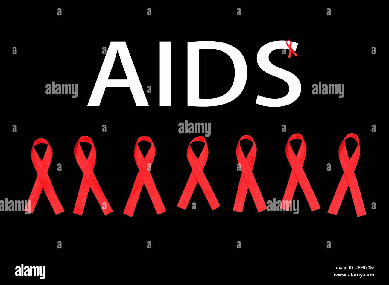 AIDS Bewusstsein rote Bänder isoliert auf schwarz Stockfoto