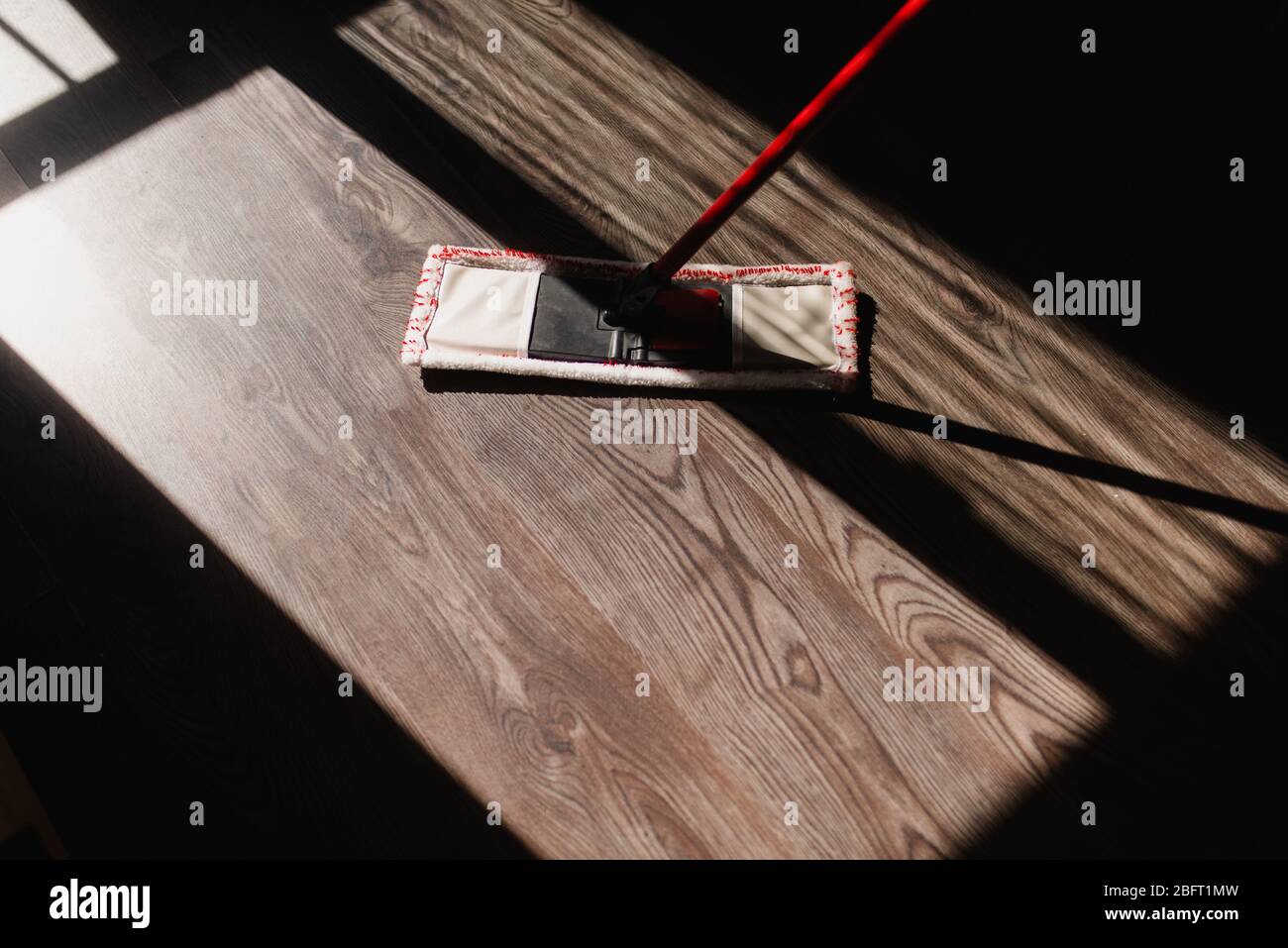 Ein Tuch, um den Boden auf den Sonnenstrahlen abzuwischen Stockfoto