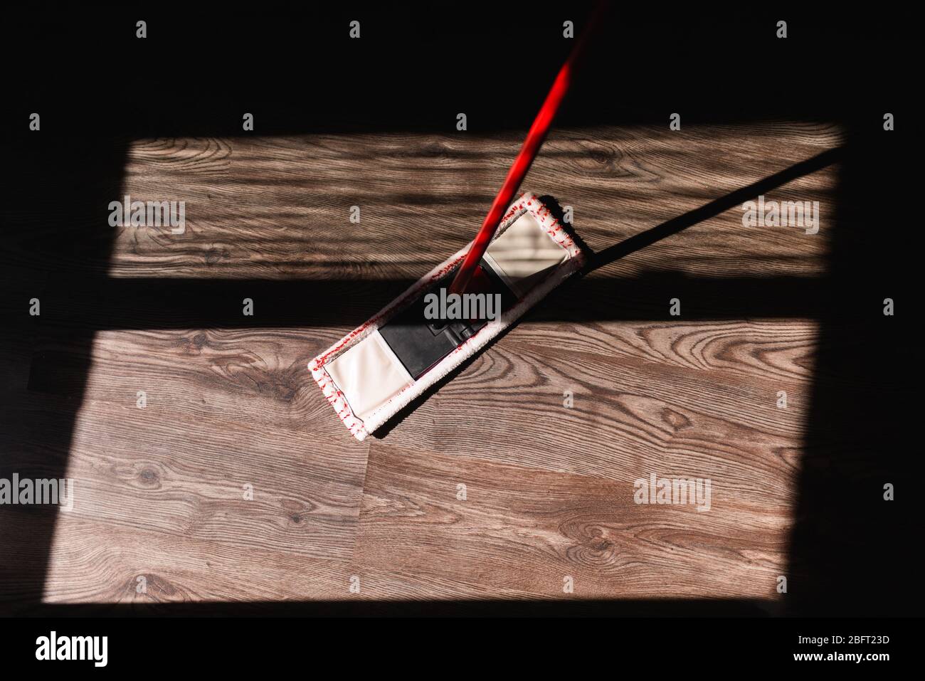 Ein Tuch, um den Boden auf den Sonnenstrahlen abzuwischen Stockfoto