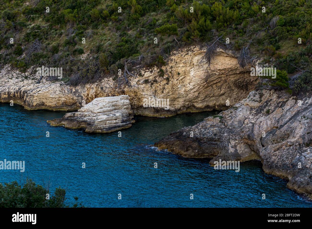 Malerische Küste der Halbinsel Gargano im Abendlicht. Italien Stockfoto