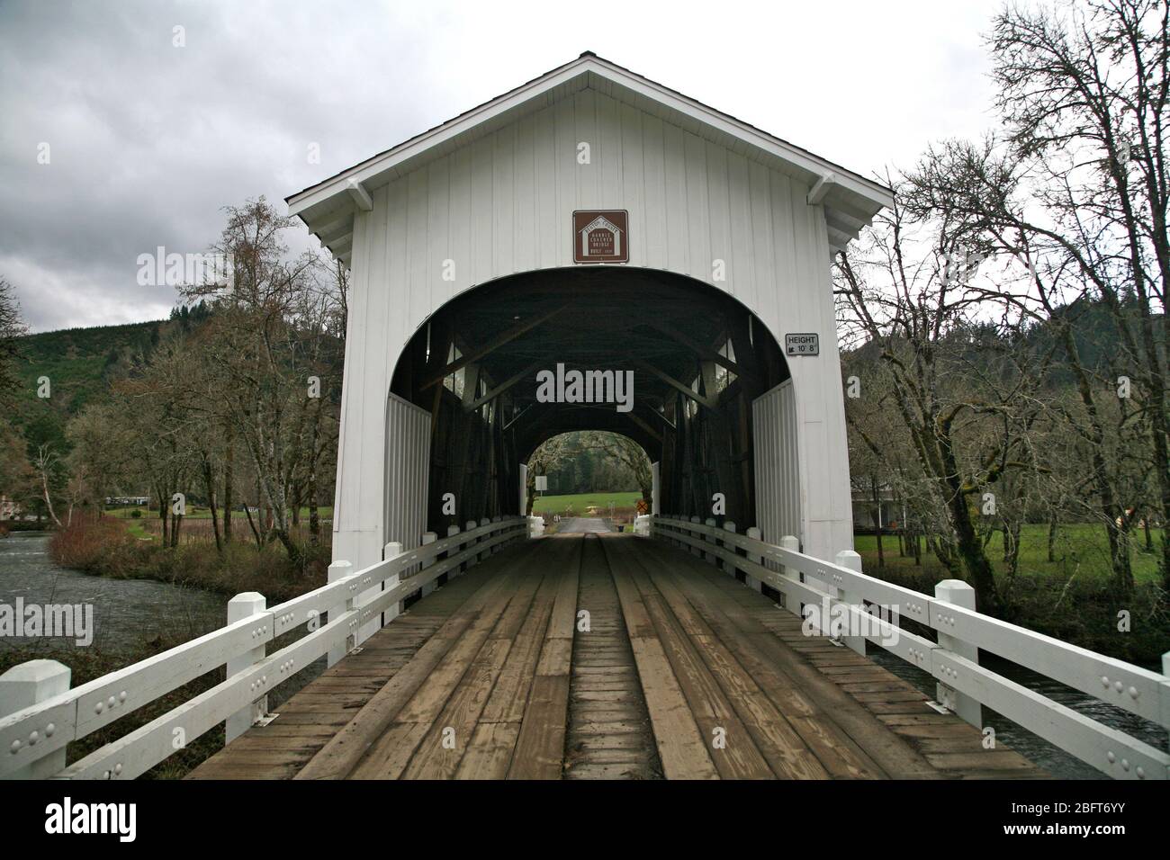 Historische Harris hölzerne überdachte Brücke über den Mary's River in der Nähe von Wren in Benton County, Oregon Stockfoto