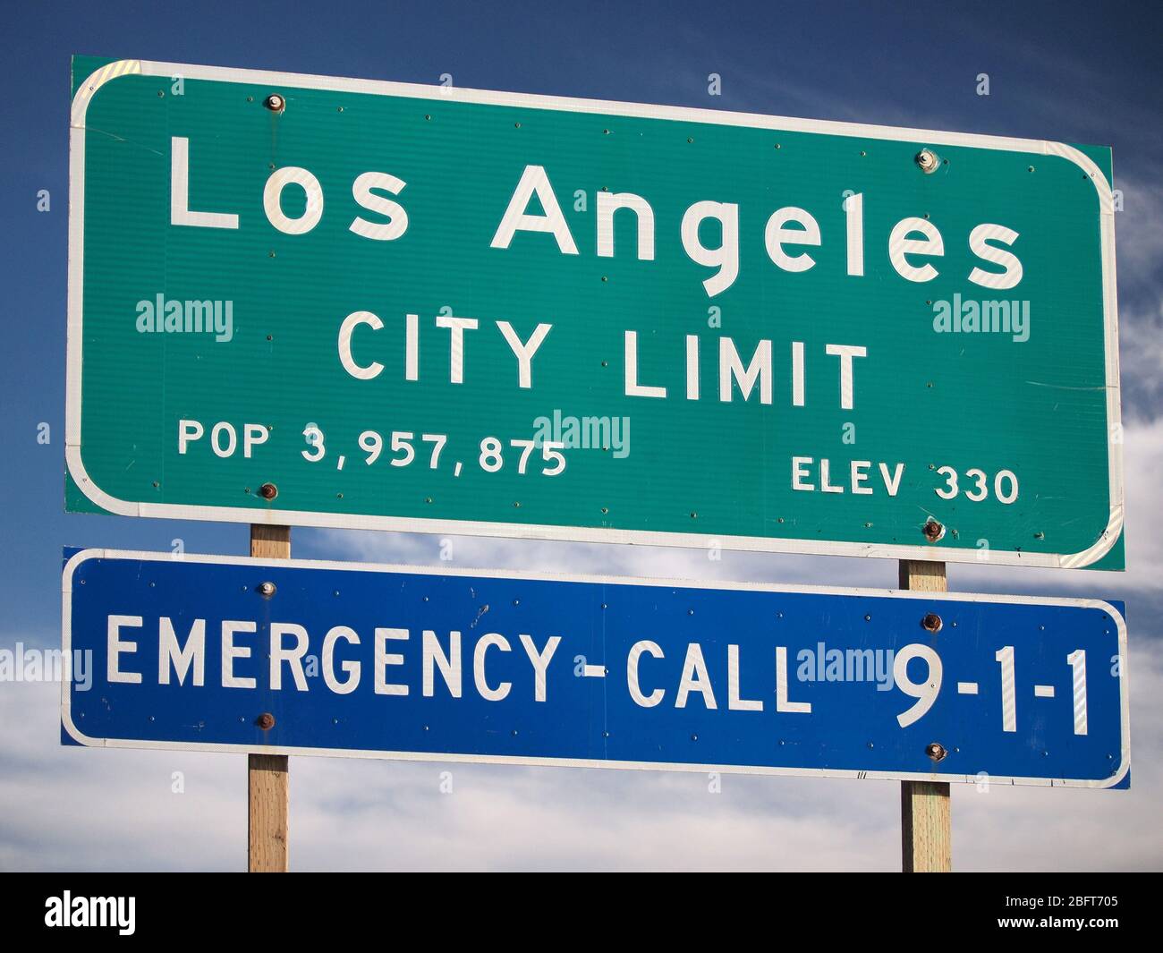 Eingabe Los Angeles Stadt begrenzt offiziellen Zustand Autobahn Schild mit Bevölkerung und Höhe Stockfoto