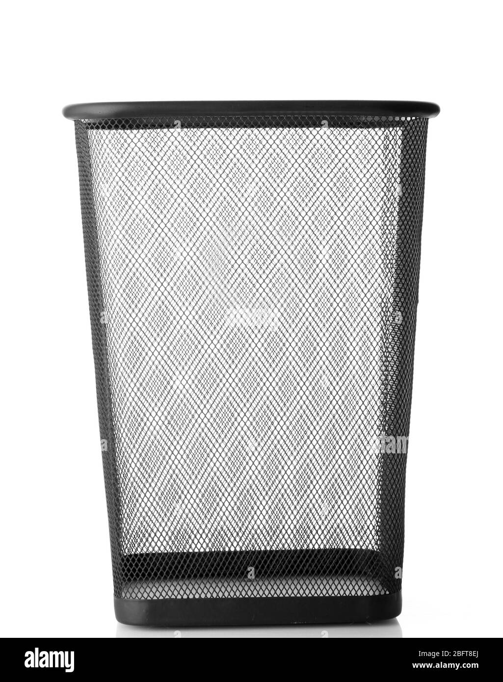 Leerer Metallabfallbehälter auf weiß isoliert Stockfoto
