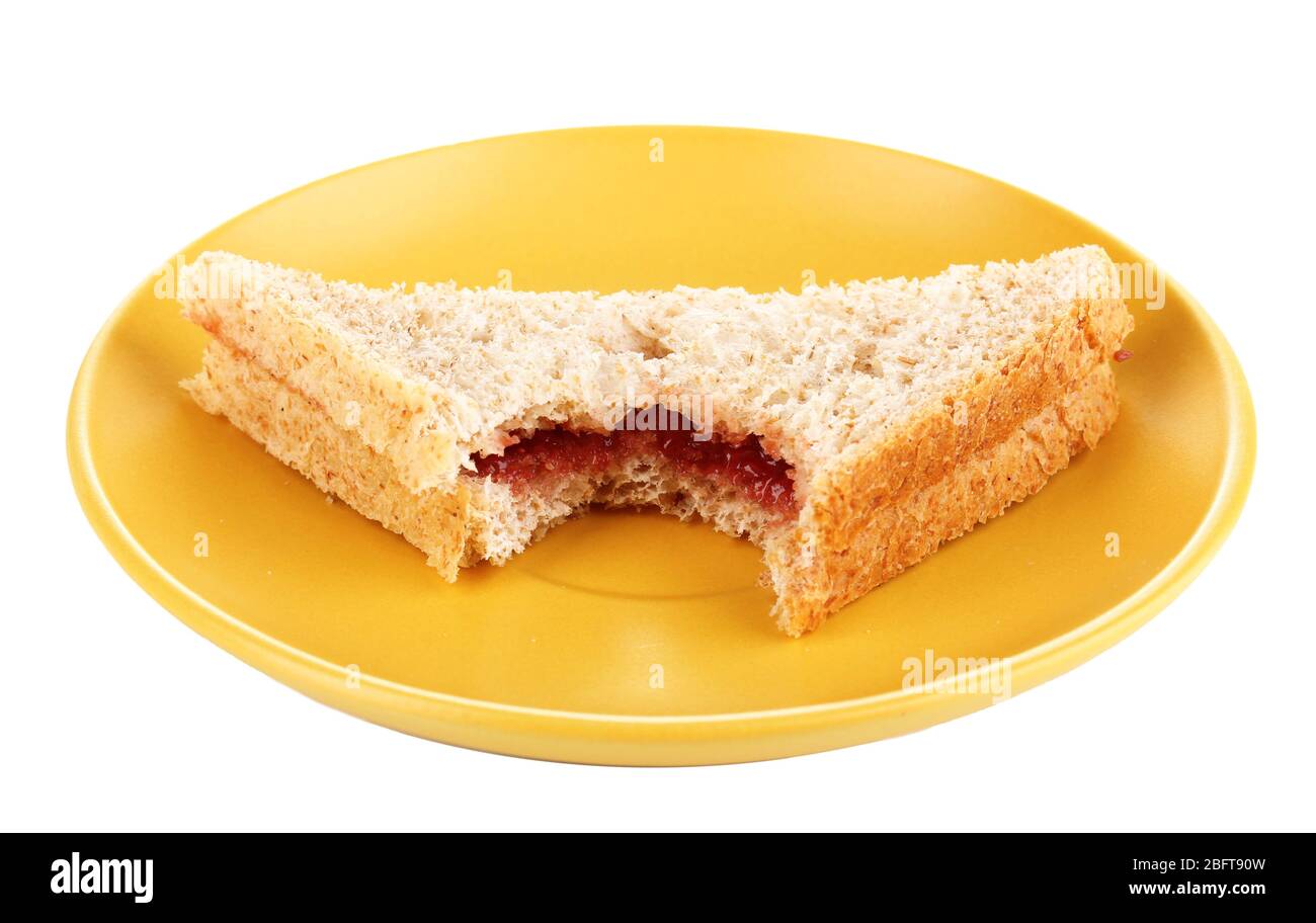 Gebissene Sandwich mit Marmelade auf Platte isoliert auf weiß Stockfoto