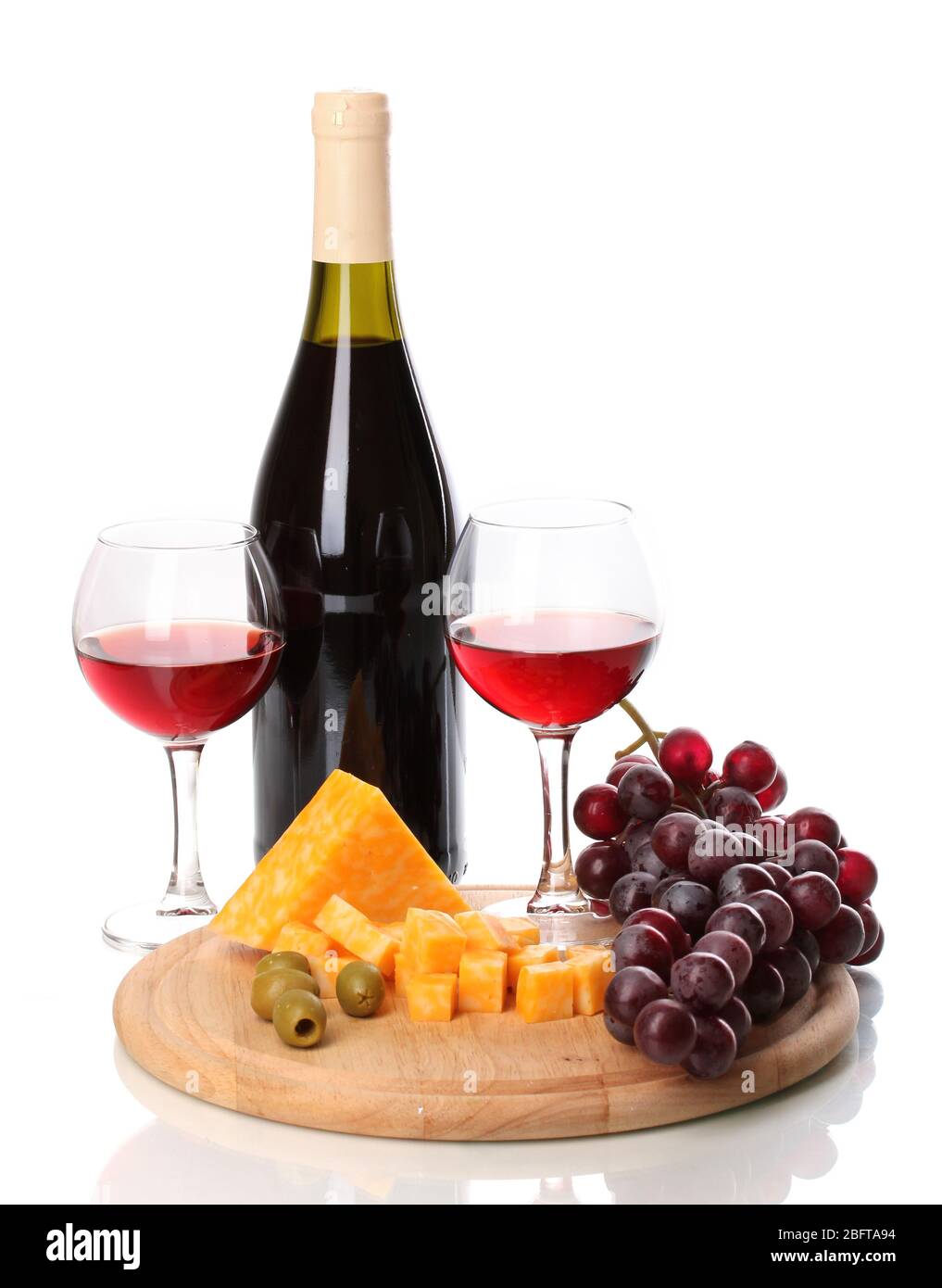 Flasche Wein mit Weinglas und Käse isoliert auf weißem Stockfoto