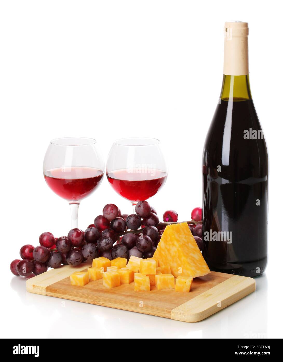 Flasche großen Wein mit Weingläser und Käse auf weiß isoliert Stockfoto