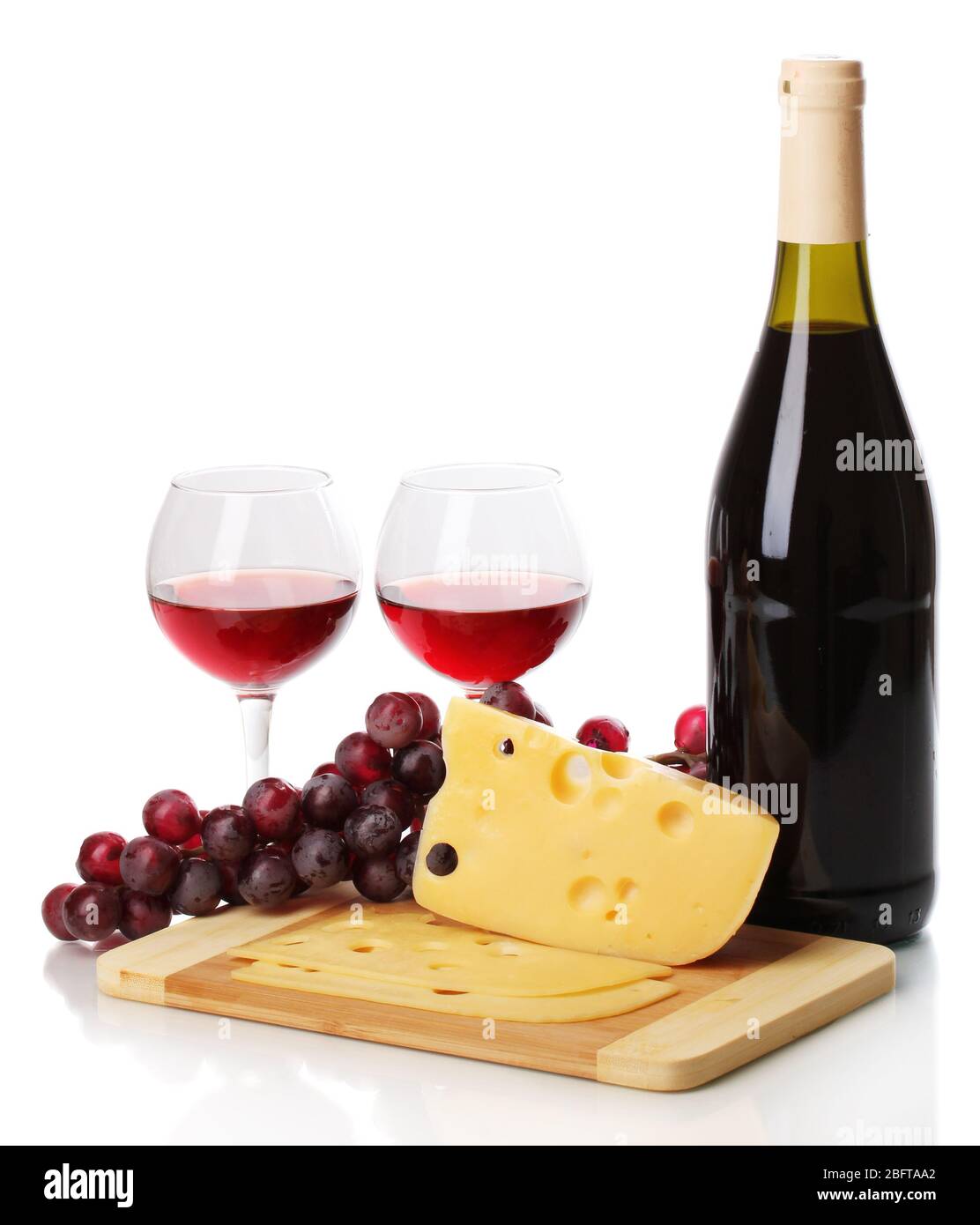 Flasche großen Wein mit Weingläser und Käse auf weiß isoliert Stockfoto
