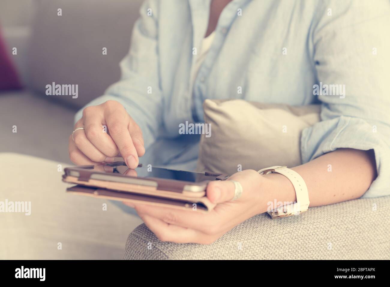 Nahaufnahme der Hände von Frauen, die Tablet-PC und einen Stift halten Stockfoto