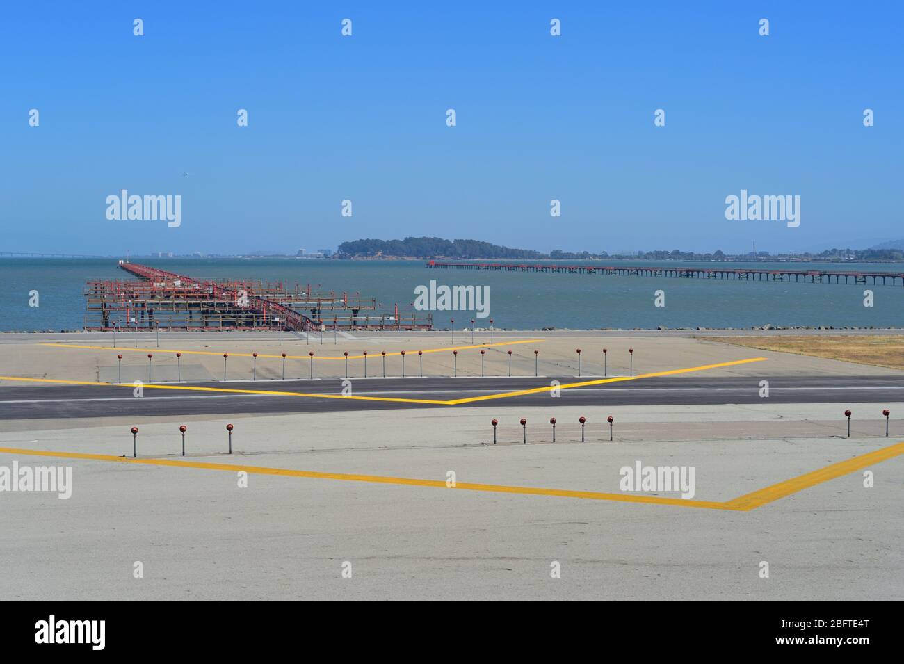 Localizer-Antennen und Anflugbeleuchtung eines Instrument Landing System (ILS) bieten Orientierung für ein Flugzeug für eine sichere Landung, San Francisco (SFO) Stockfoto