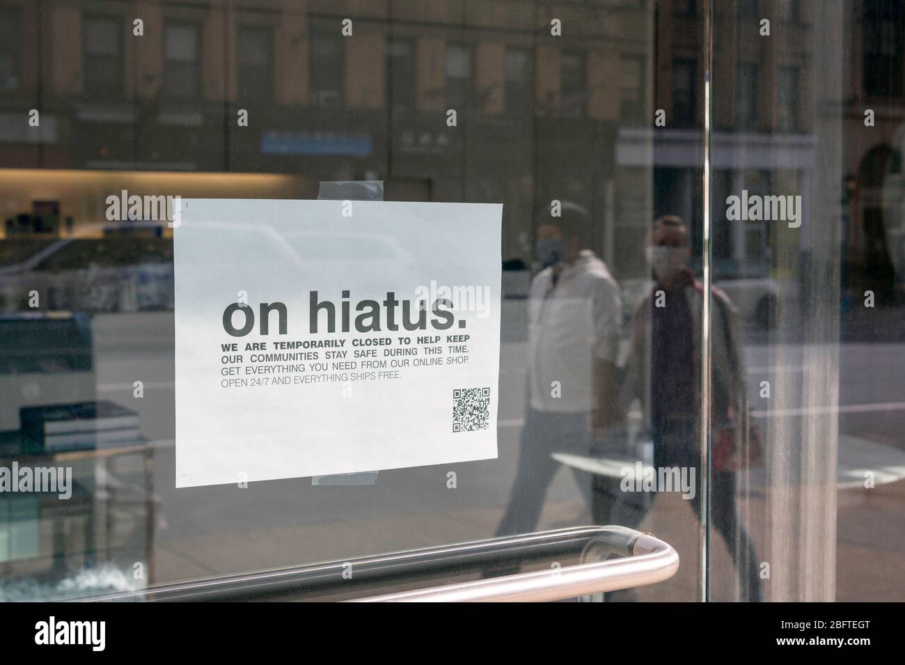 New York, NY, USA. 19. April 2020. Melden Sie sich an einer Ladenfront auf der Upper West Side von Manhattan an, die ihre vorübergehende Schließung aufgrund des Coronavirus ankündigt. Stockfoto