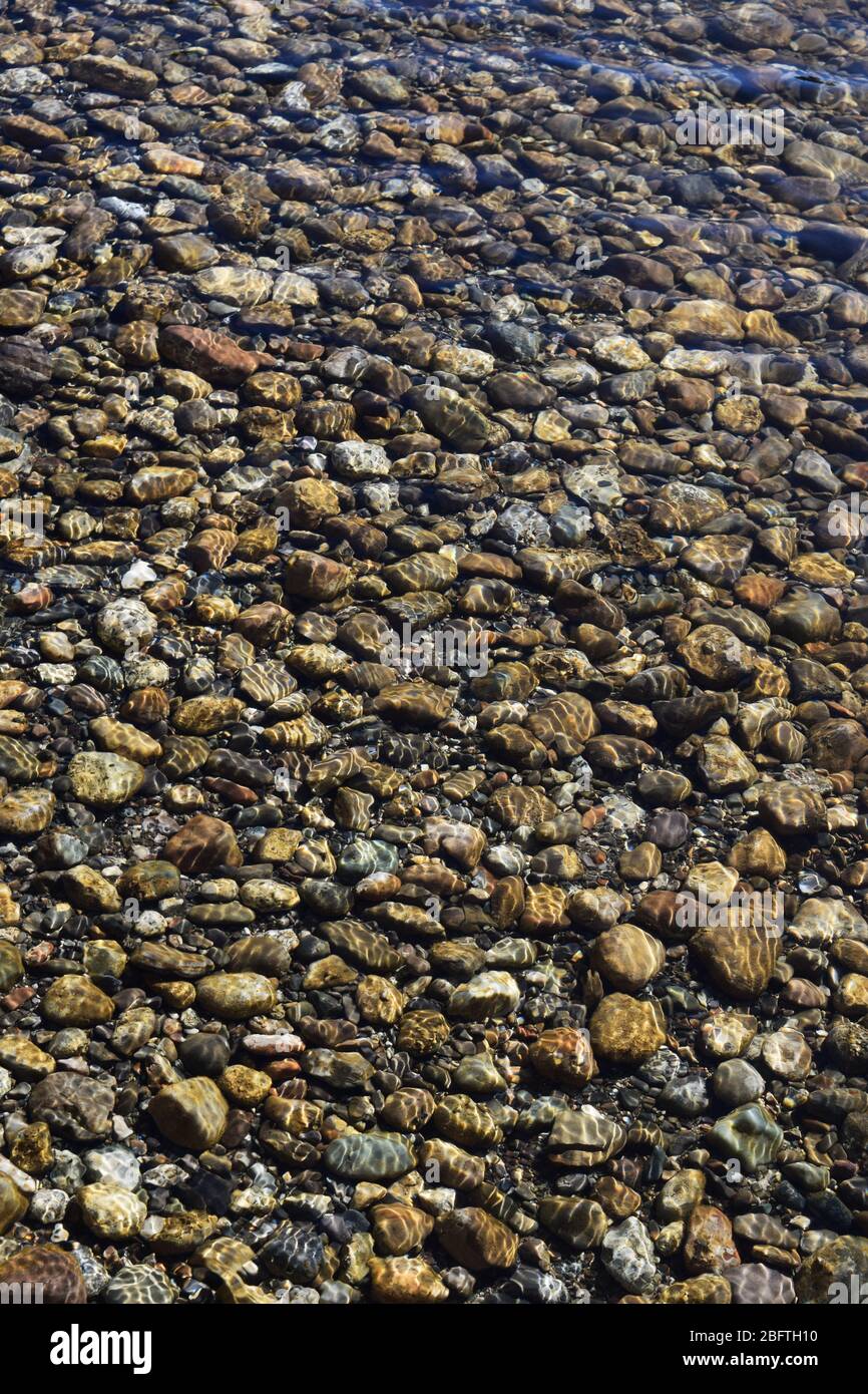 Felsen im klaren Wasser Stockfoto