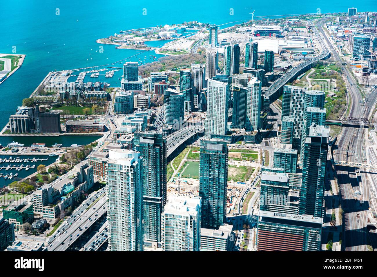 Toronto Innenstadt und Hafen aus der Luft vom CN Tower. Stockfoto