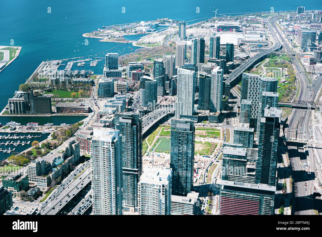 Toronto Innenstadt und Hafen aus der Luft vom CN Tower. Stockfoto
