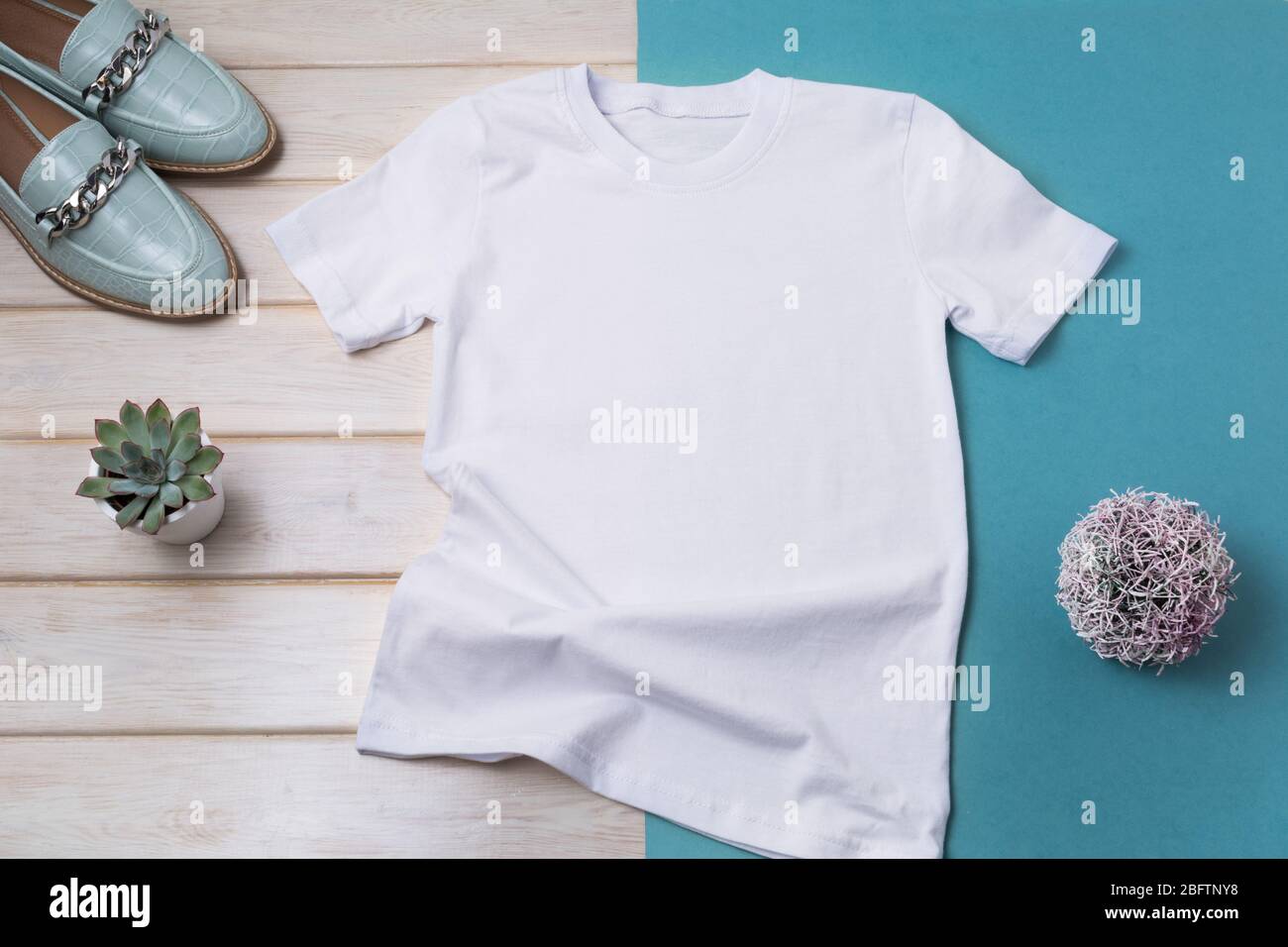 Weißes Frauen-Baumwolle T-Shirt Mockup mit türkisfarbenen Slipper und saftige Pflanze. Design T-Shirt Vorlage, T-Print Präsentation Mock up Stockfoto