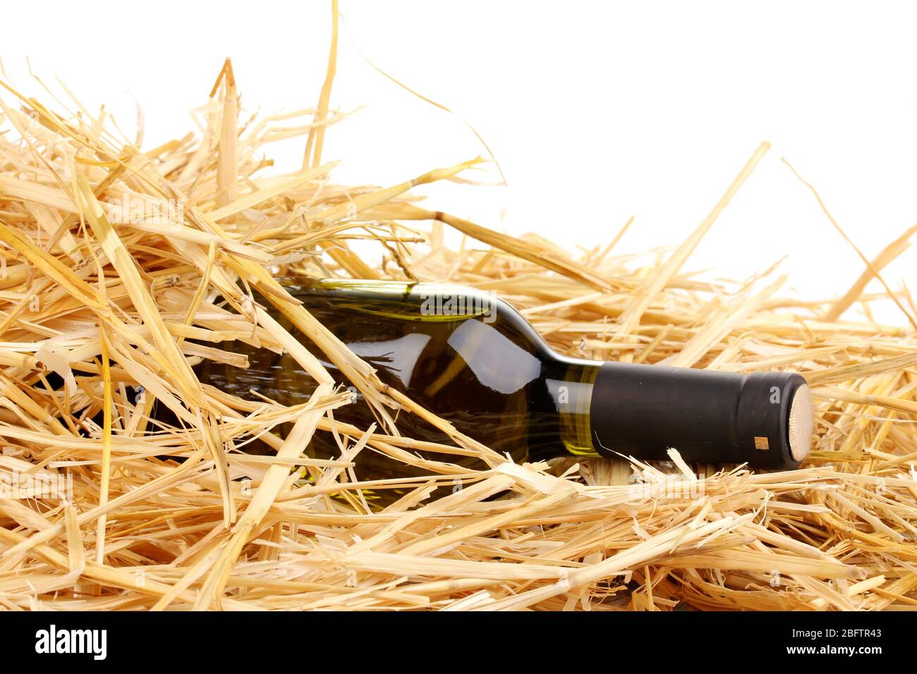 Flasche Wein auf Heu Stockfoto