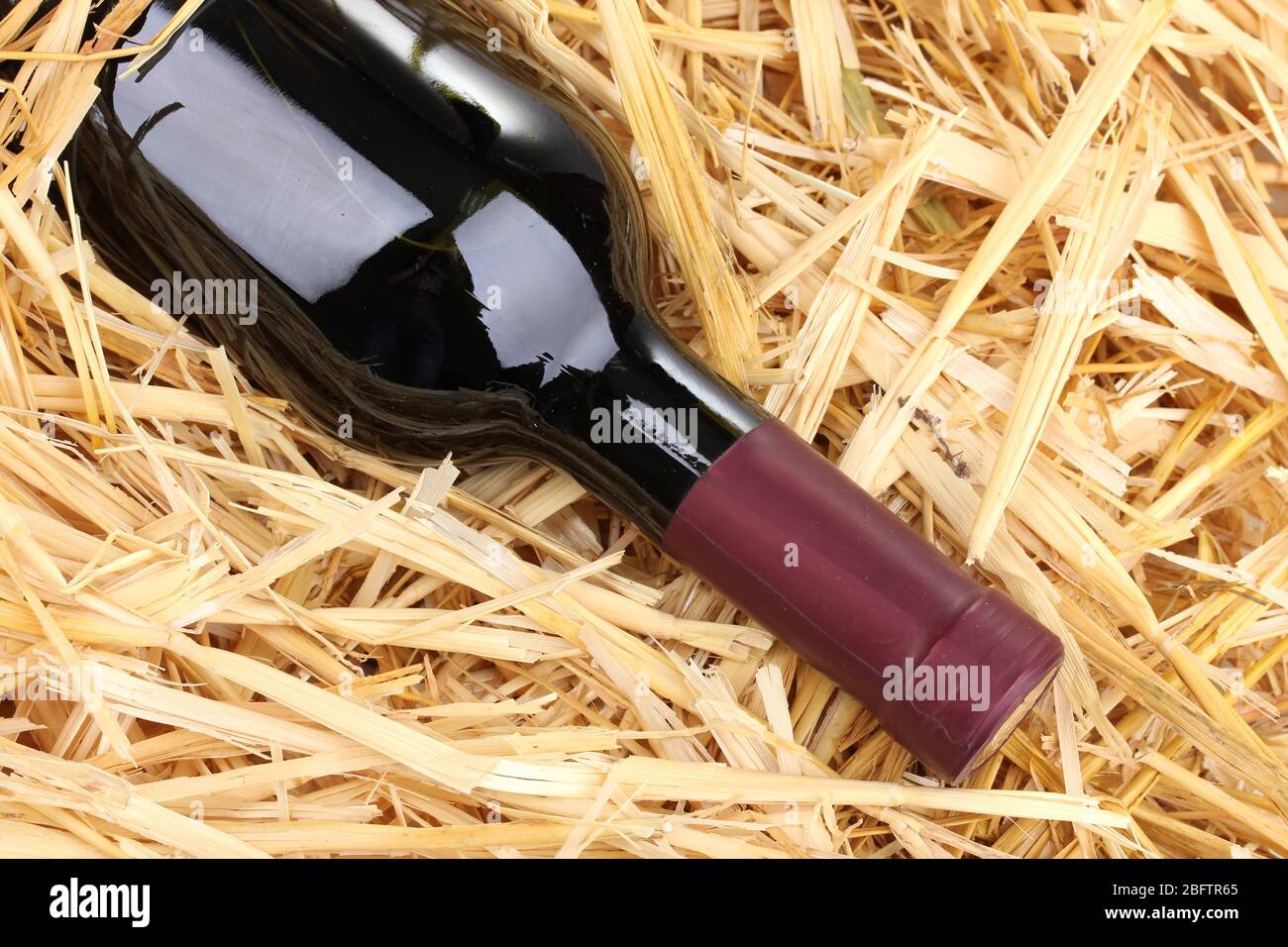 Flasche Wein auf Heu Stockfoto