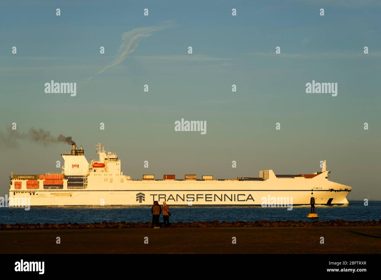 Containerschiff nahe der Kugelbake, Navigationsmarke, Cuxhaven, Niedersachsen, Deutschland Stockfoto